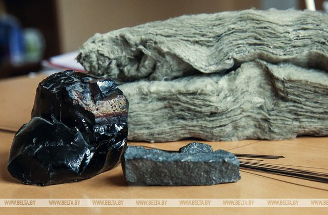 Базальт в физических формах от камня до продукции. Фото из архива