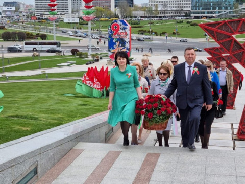 Возложение цветов у стелы «Минск – город-герой»