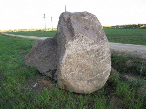 Boulder in the village of Kostenevo