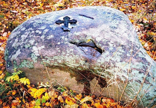 Svjatoj Kamen Senezhicky boulder