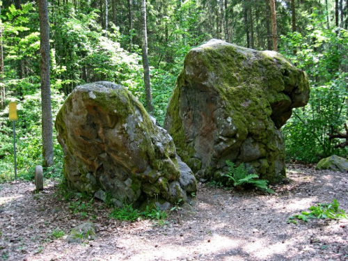 Raskolotyj Kamen boulder